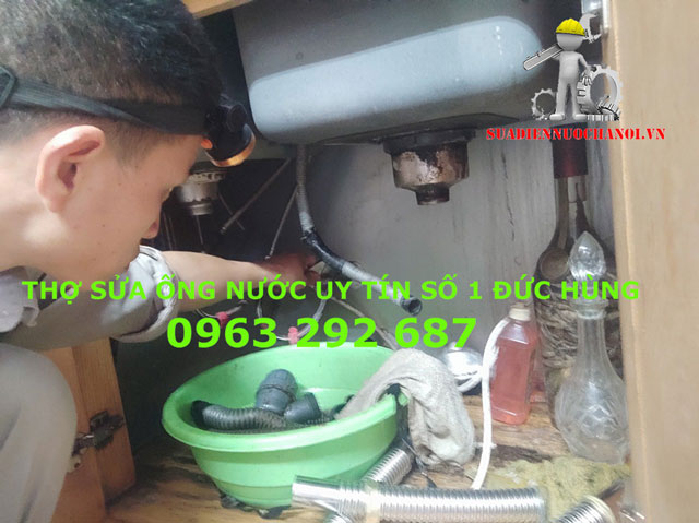 Kỹ thuật viên Kubet Sửa ống nước bồn rửa chén bị rò nước